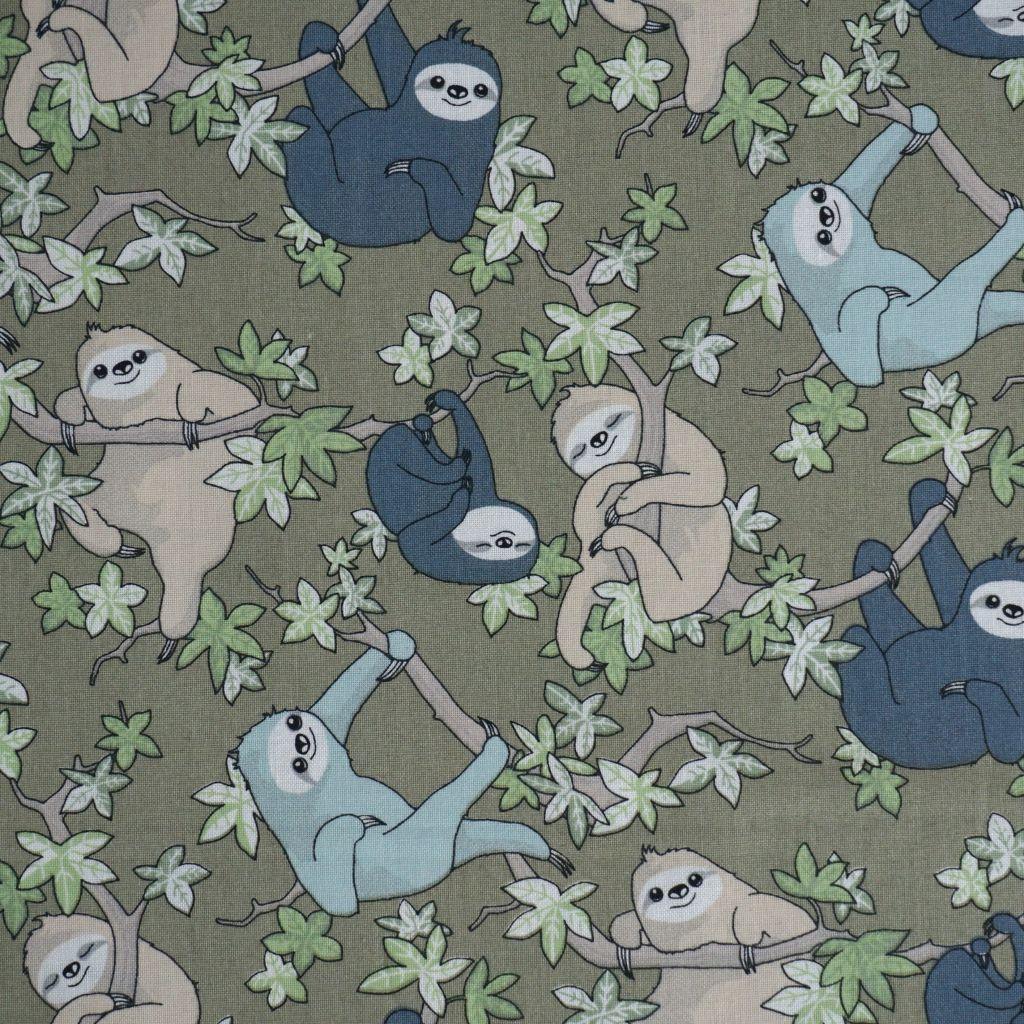 Baumwollstoff Motivdruck Faultiere olivgrün – Bio